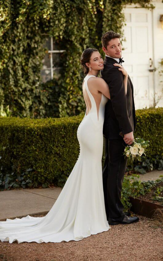 A Guide To Minimalist Wedding Dresses For Every Kind Of Bride. Desktop Image
