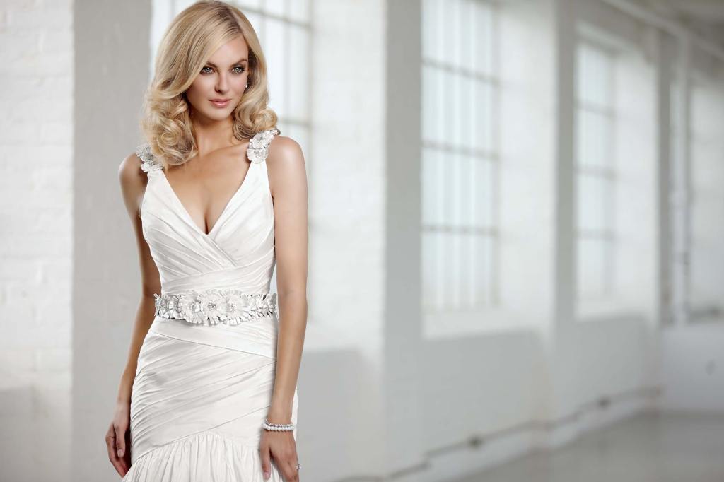 Experience the Contemporary Elegance of Simone Carvalli. Desktop Image