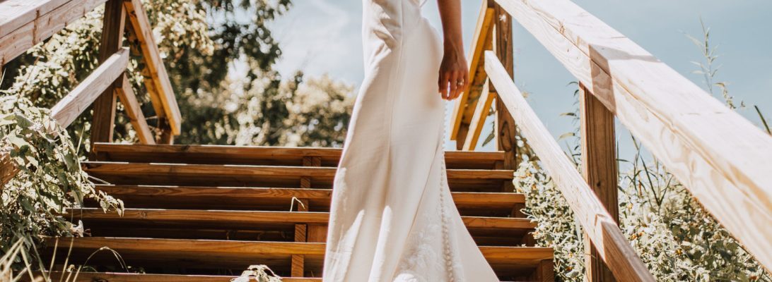 Minimalist Wedding Dresses. Desktop Image